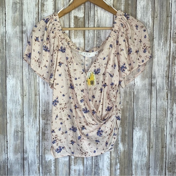 NWT ASTR Periwinkle Floral Blouse - Picture 1 of 4